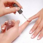 Kako brzo osušiti lak na noktima: tajne profesionalaca koliko brže suhih noktiju od laka