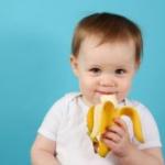 Kada možete dati banane bebama: preporučena dob i recepti