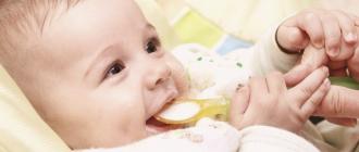 Kako uvesti svježi sir i kefir u dohranu dojenčadi: koliko mliječnih proizvoda možete dati djetetu i od koje dobi
